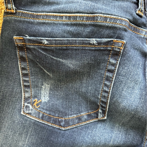 Kut From the Kloth Catherine Boyfriend Jeans. Mid-Rise. Color=Easily Wash. Sz 6. - Picture 9 of 13